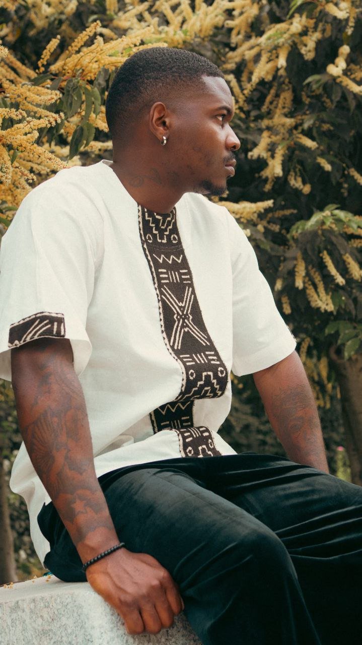 chemise blanche et bogolan homme vue de profil by kaolack creations mode africaine