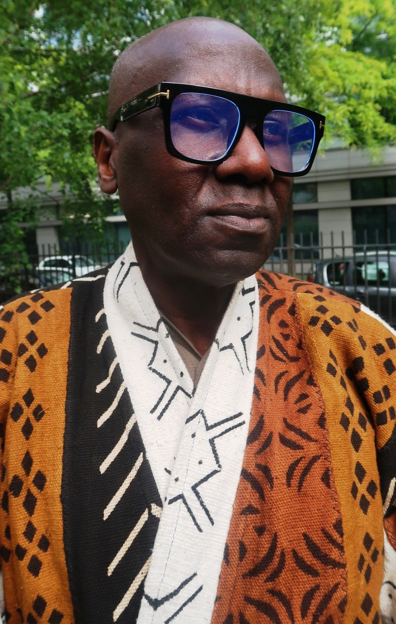 Gros plan sur le tissu bogolan multicolore tissé main et teint naturellement – artisanat africain authentique.