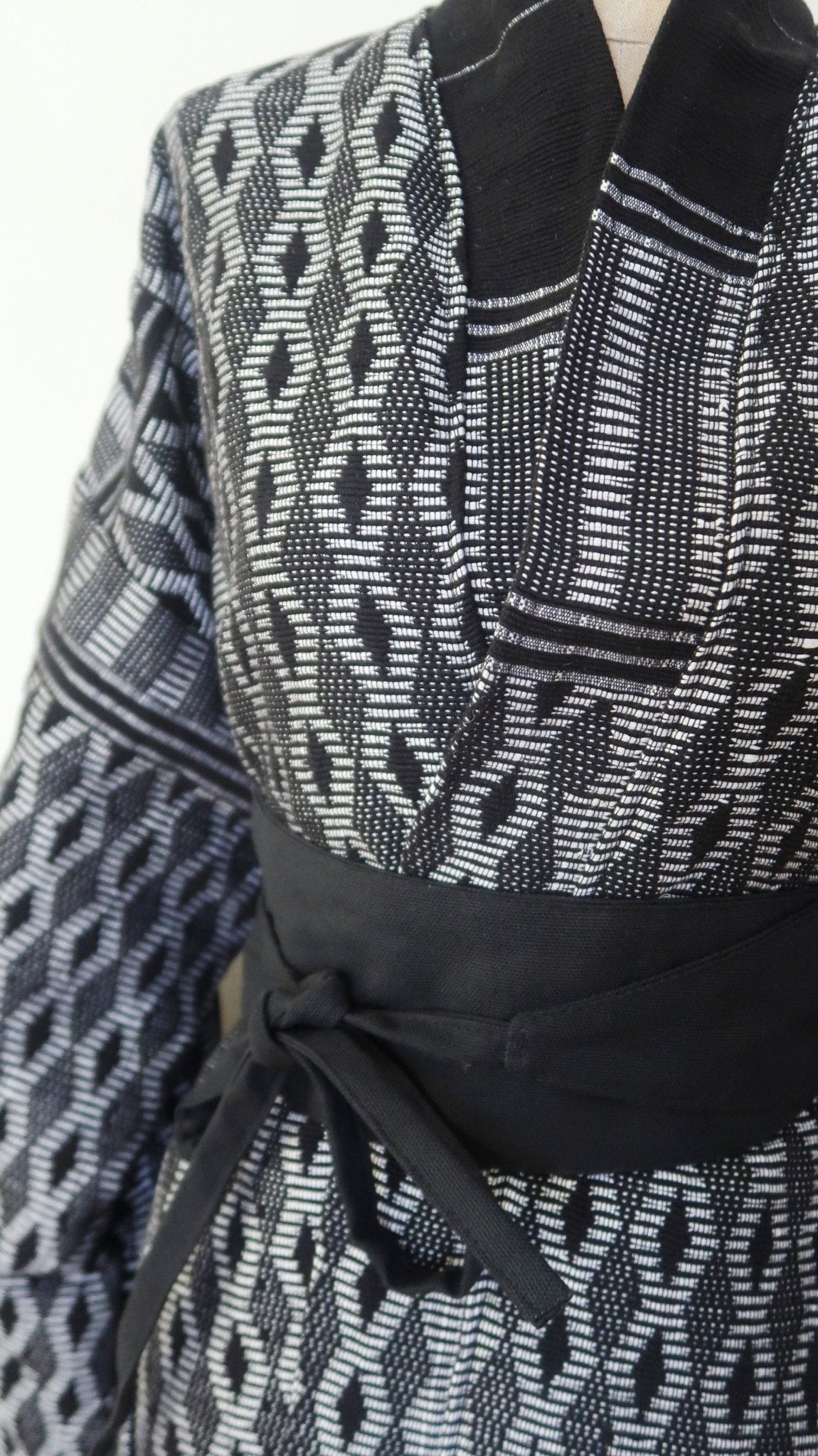 détail du tissage artisanal  et encolure manteau Manjak ecotonKaolackCreations