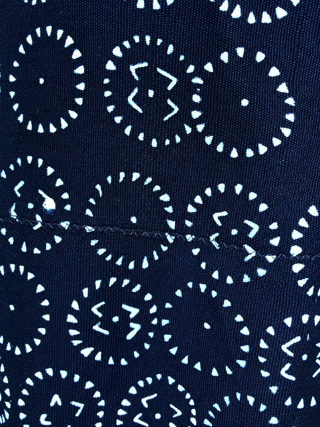 Détail du Motif 2 en véritable Lépi, tissu artisanal en indigo africain 100 % coton tissé dans le Fouta-Djalon.