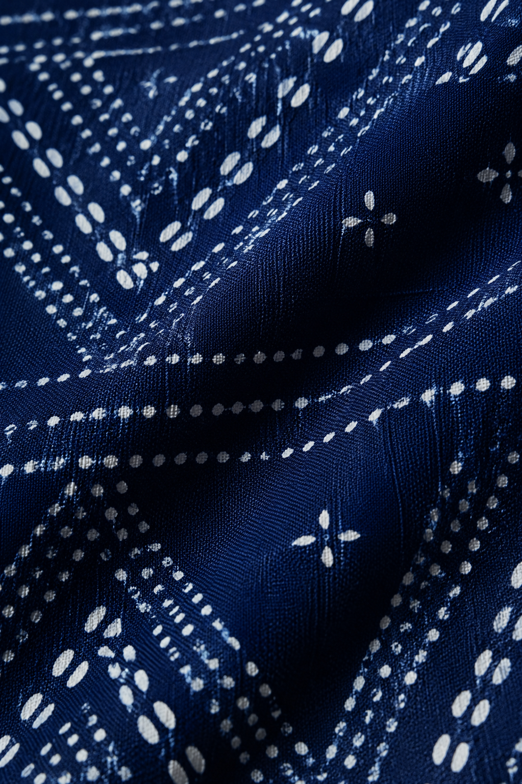Détail du Motif 2 en véritable Lépi, tissu artisanal en indigo africain 100 % coton tissé dans le Fouta-Djalon.