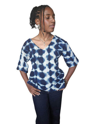 Vue de face de la tunique Galafini en coton indigo, pièce phare de la collection Farafina