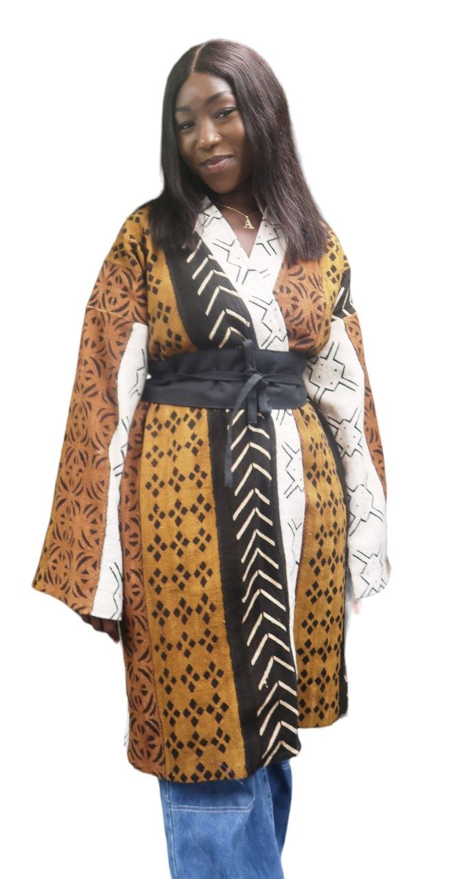 kimono en bogolan multicolore porté par une femme – slow fashion africaine équitable.