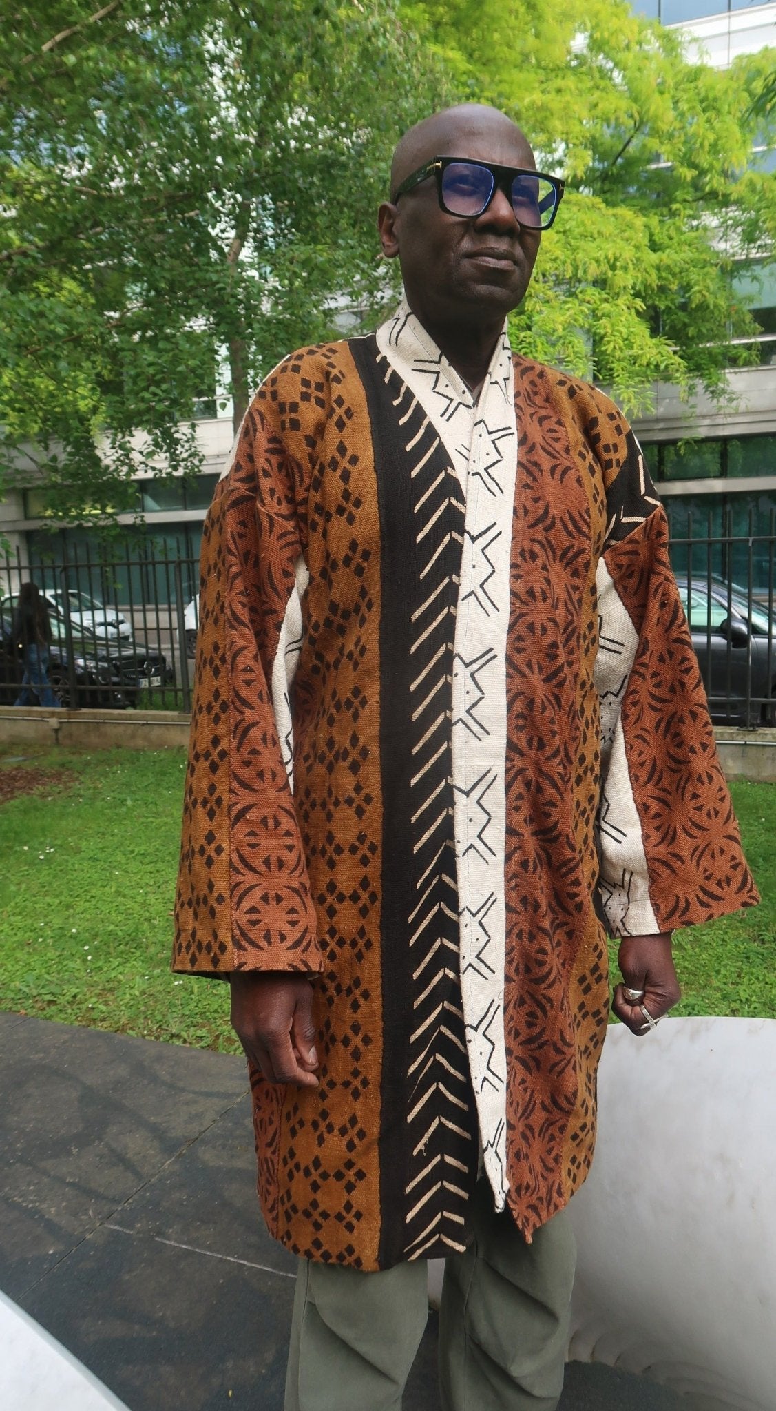 Manteau kimono en bogolan multicolore porté par un homme – vêtement africain artisanal haut de gamme.