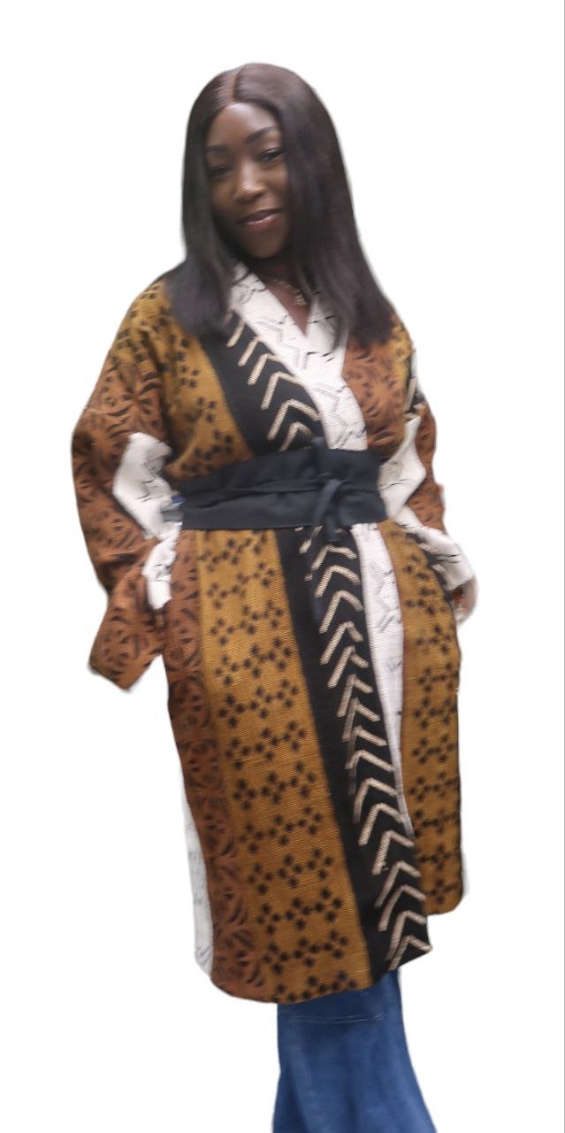 Vue de profil du manteau kimono en bogolan multicolore porté par une femme – mode africaine contemporaine.