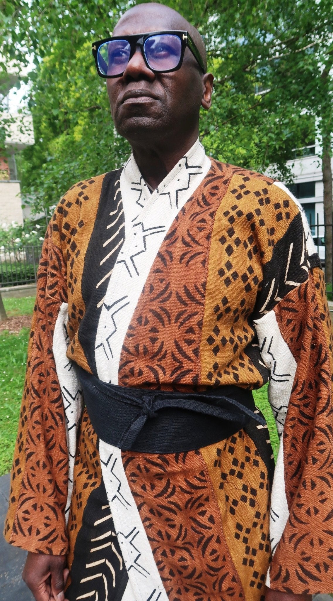 Vue de profil du manteau kimono en bogolan multicolore – tissu traditionnel malien tissé main.