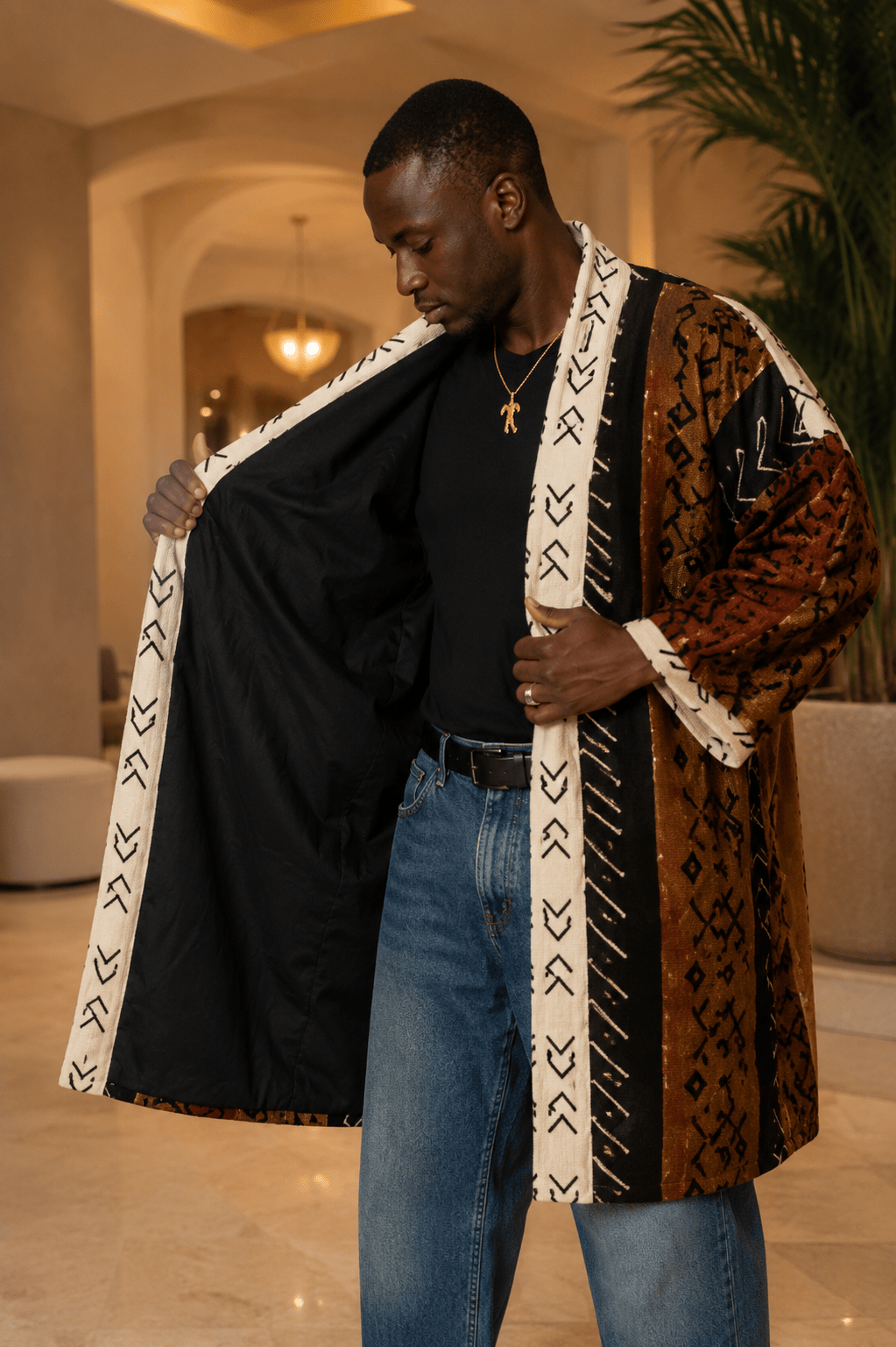 Homme portant un manteau mixte en bogolan artisanal africain ouvert, doublure 100 % coton