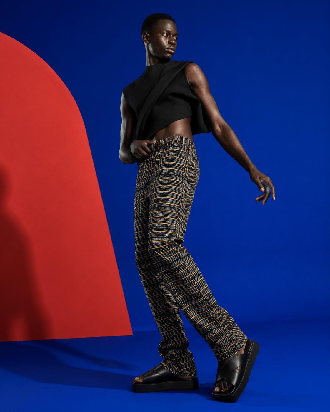 Le pantalon mixte en Faso Dan Fani vu de profil, tombé droit du coton tissé à la main