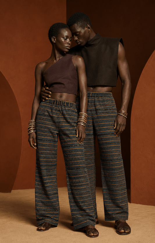 Un homme et une femme portent le même pantalon en Faso Dan Fani, coupe mixte en taille unique