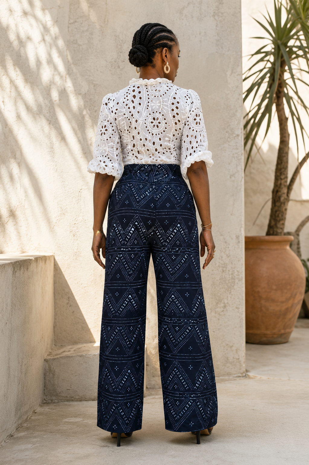 Vue de dos d'un pantalon femme taille très haute en véritable Lépi, tissu artisanal en indigo africain 100 % coton, confectionné en petite série par Mame Rone pour Kaolack Créations.