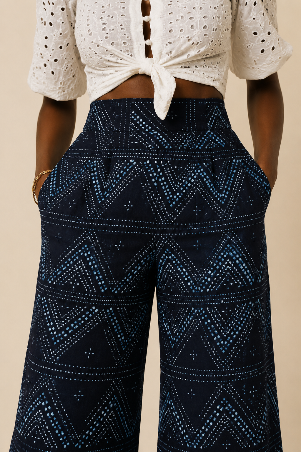 Détail de la taille très haute d'un pantalon femme en véritable Lépi, tissu artisanal en indigo africain 100 % coton, coupe à jambes larges avec poches latérales.