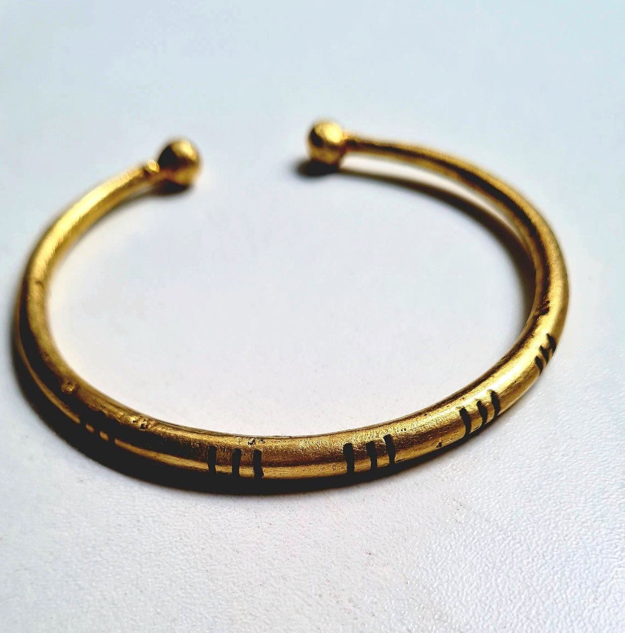 Bracelet africain en bronze Yama vendu à l’unité – bijou artisanal sénégalais ajustable Kaolack Créations