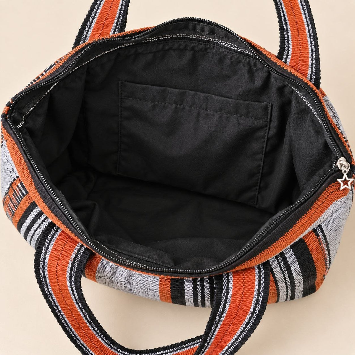 Intérieur du sac LUMA, doublure en popeline de coton noire, poche intérieure et fermeture éclair