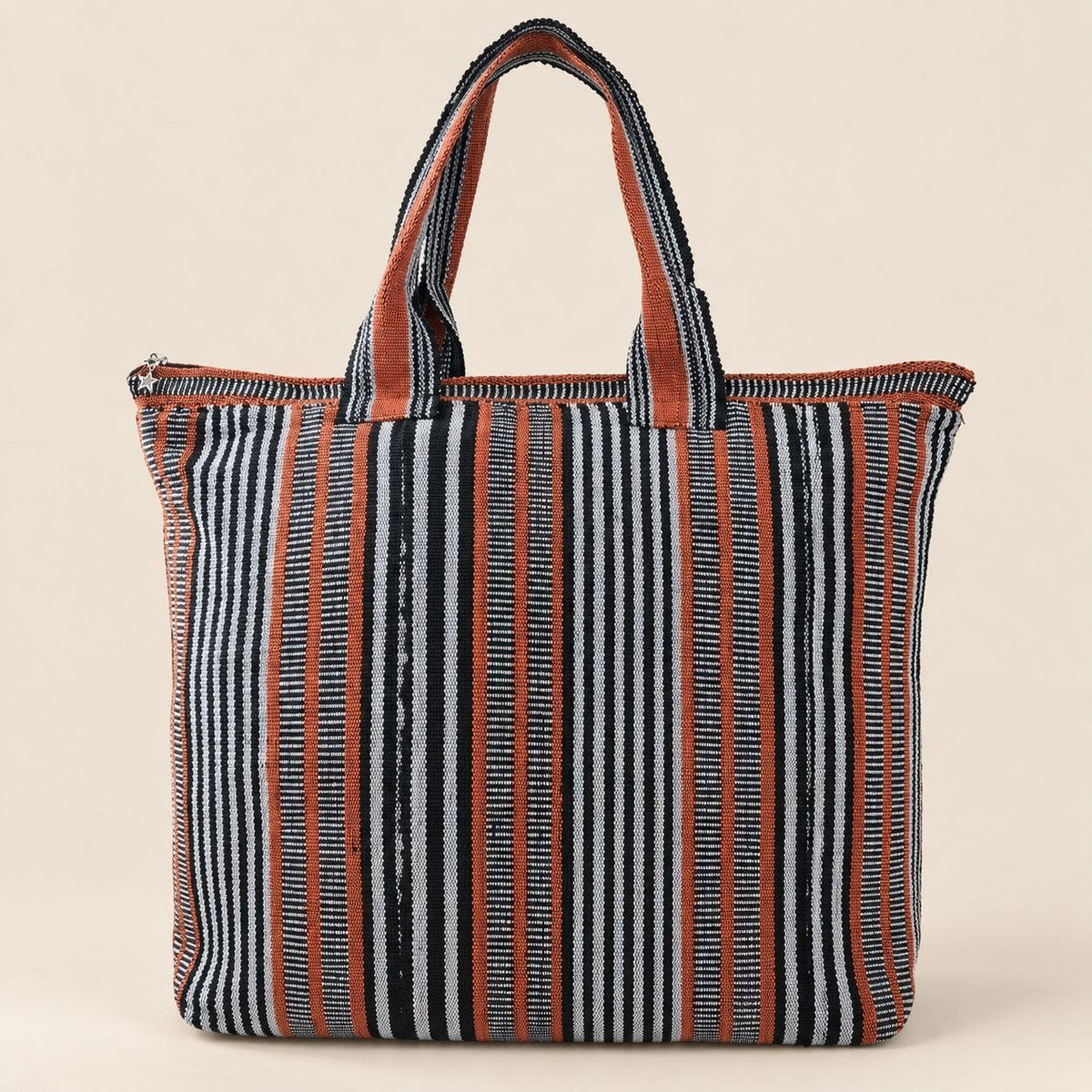 Sac africain LUMA en pagne tissé Sérère, face recto à rayures fines noires, blanches et orange