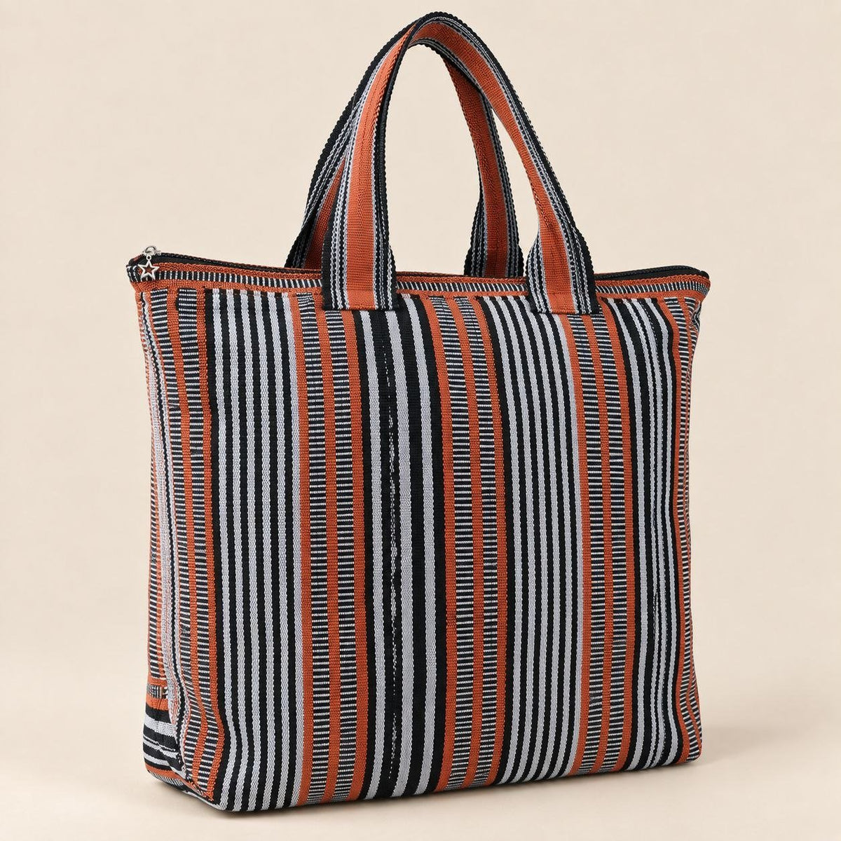 Sac shopper LUMA vu de trois quarts, montrant son fond de 14 cm et ses deux anses en pagne