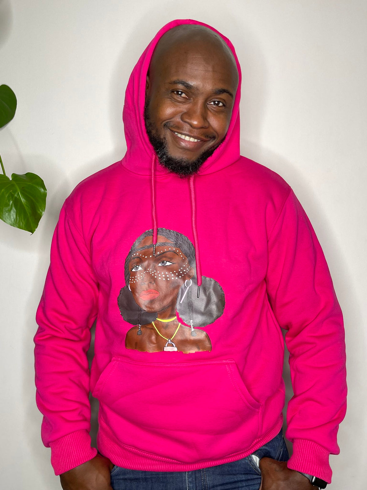 Homme souriant en sweat à capuche rose Grandeur Noire, motif Amina