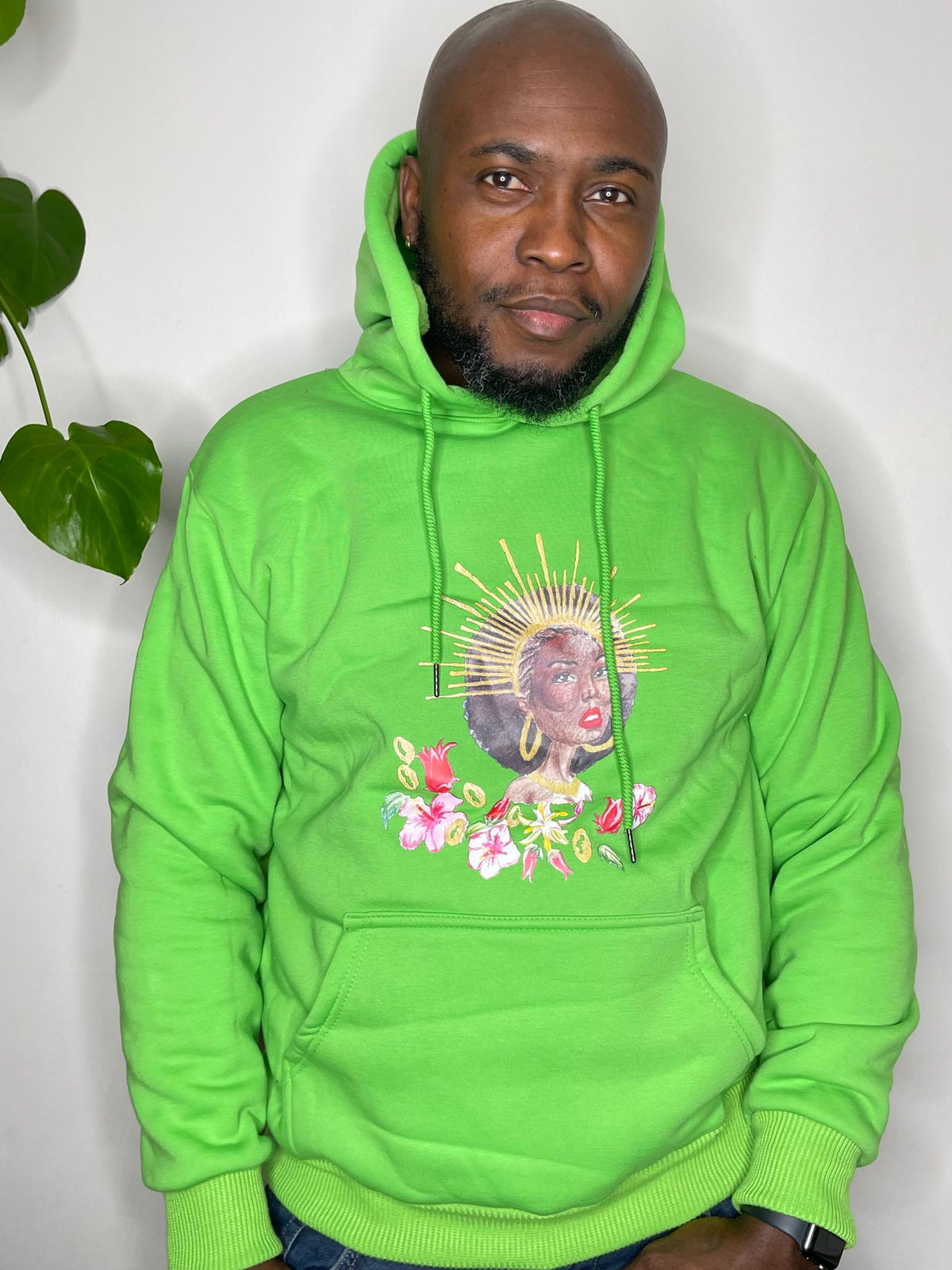 Homme en sweat à capuche vert Grandeur Noire, motif Walatta à l'auréole dorée