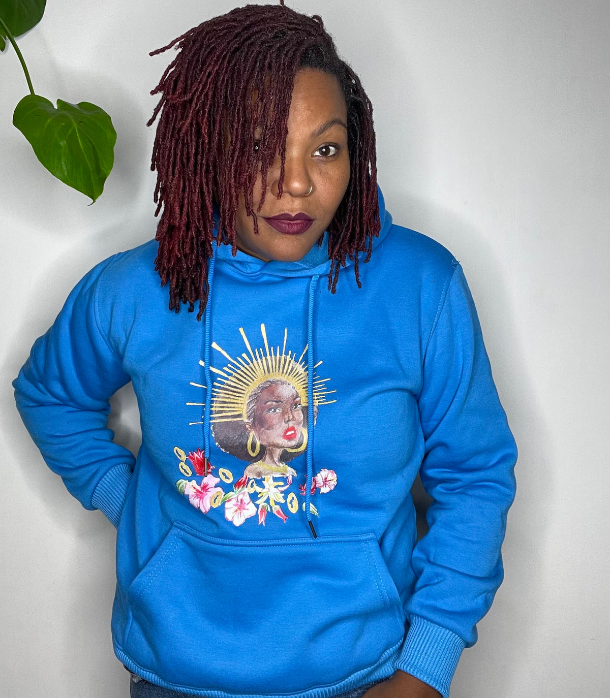 Femme en sweat à capuche bleu Grandeur Noire, motif Walatta à l'auréole dorée