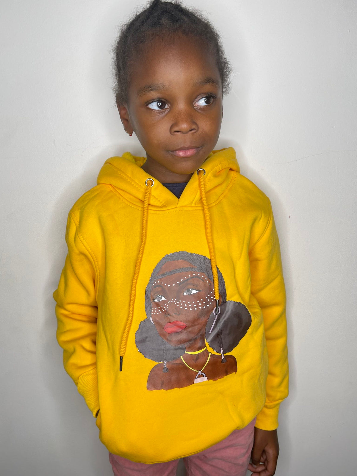 Fillette en sweat à capuche jaune Grandeur Noire, motif Amina