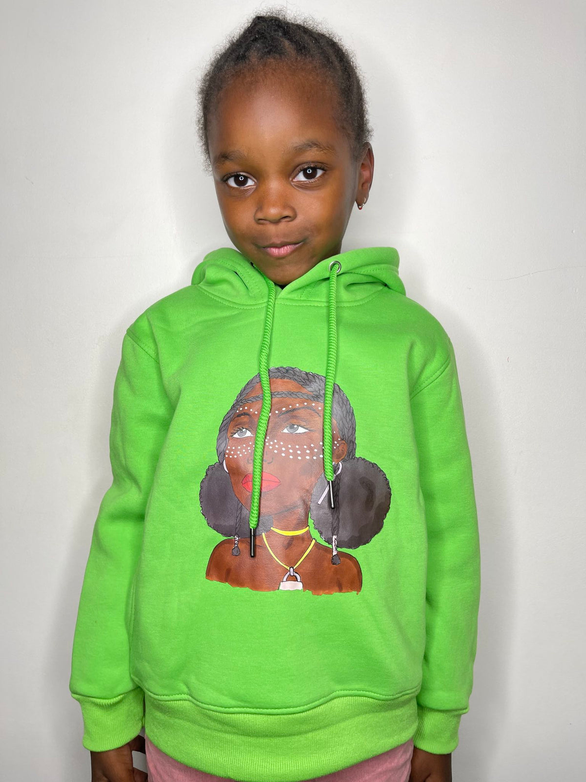 Fillette en sweat à capuche vert Grandeur Noire, motif Amina