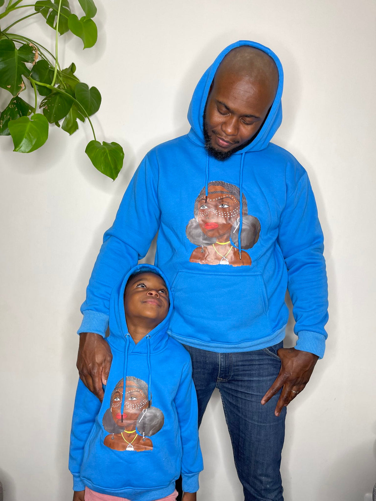 Adulte et enfant assortis en sweat à capuche bleu Grandeur Noire, motif Amina