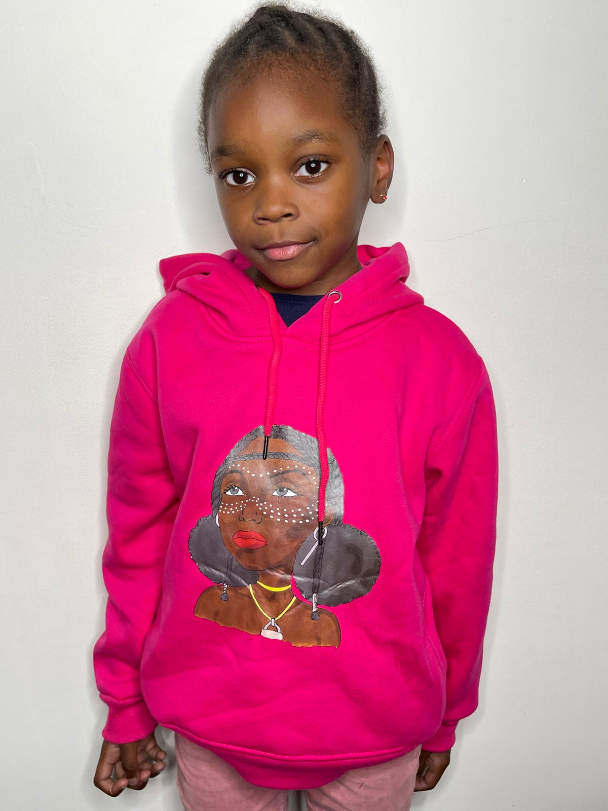 Fillette en sweat à capuche rose Grandeur Noire, motif Amina