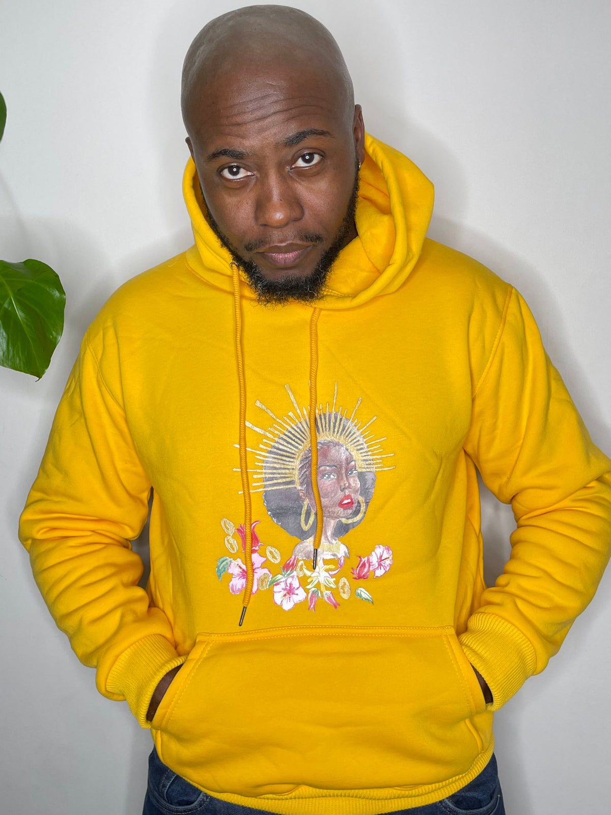 Homme en sweat à capuche jaune Grandeur Noire, motif Walatta aux fleurs d'hibiscus
