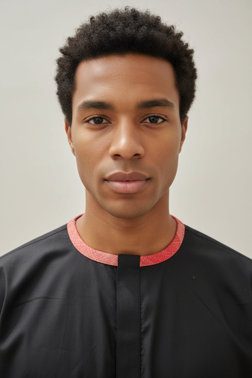 Gros plan sur le col en pagne Sénoufo rouge du kaftan noir
