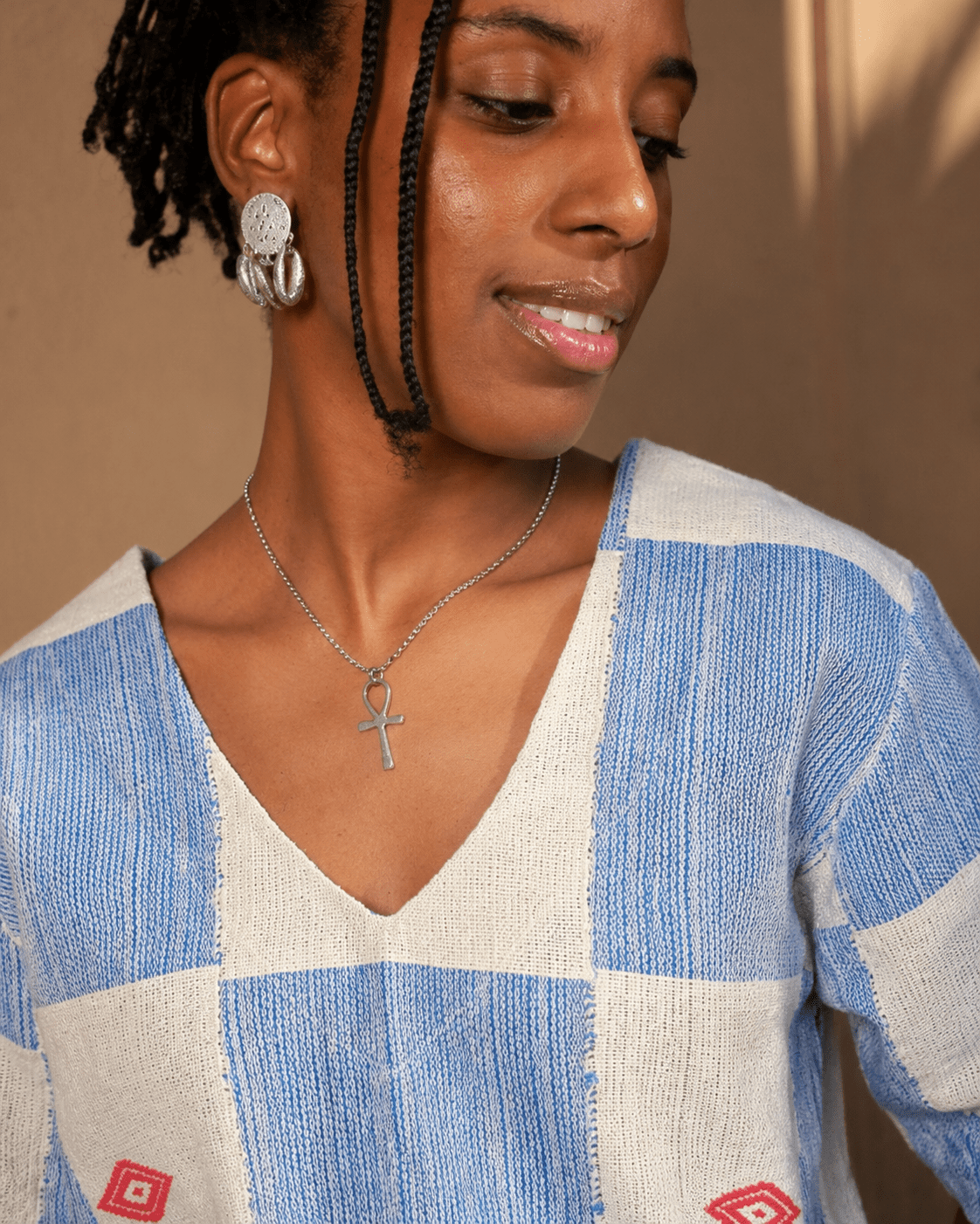 Tunique femme en véritable pagne tissé Sénoufo – Col V devant et dos en Tunique femme pagne Sénoufo artisanal africain - KaolackCreations