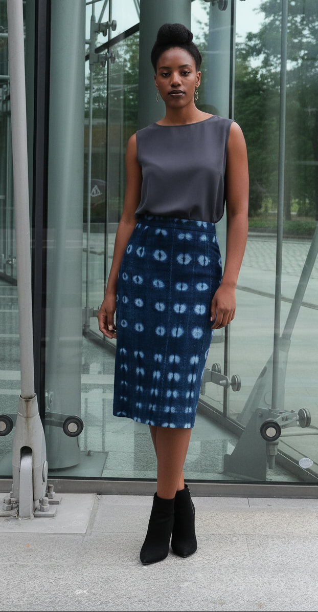 Jupe crayon taille haute en galafini indigo – vue de face portée KaolackCreations