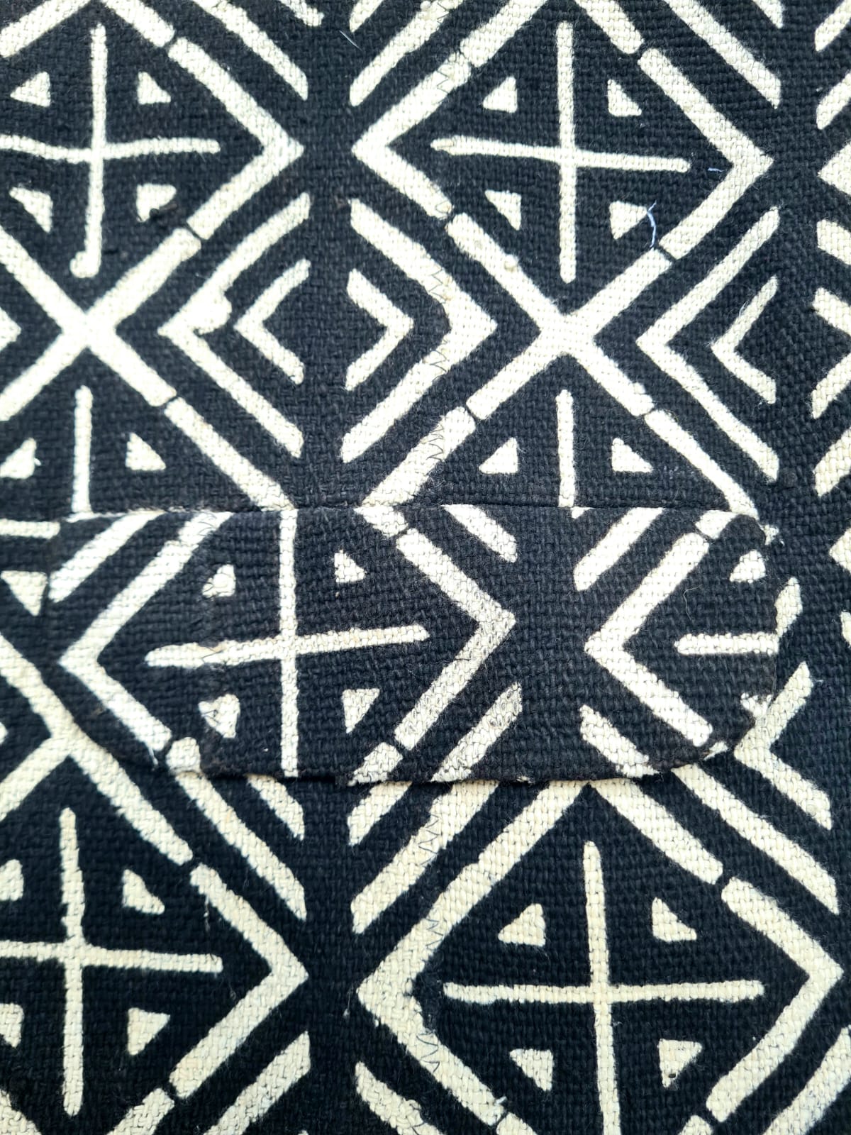 Gros plan motif bogolan noir blanc coton tissé main détail artisanal
