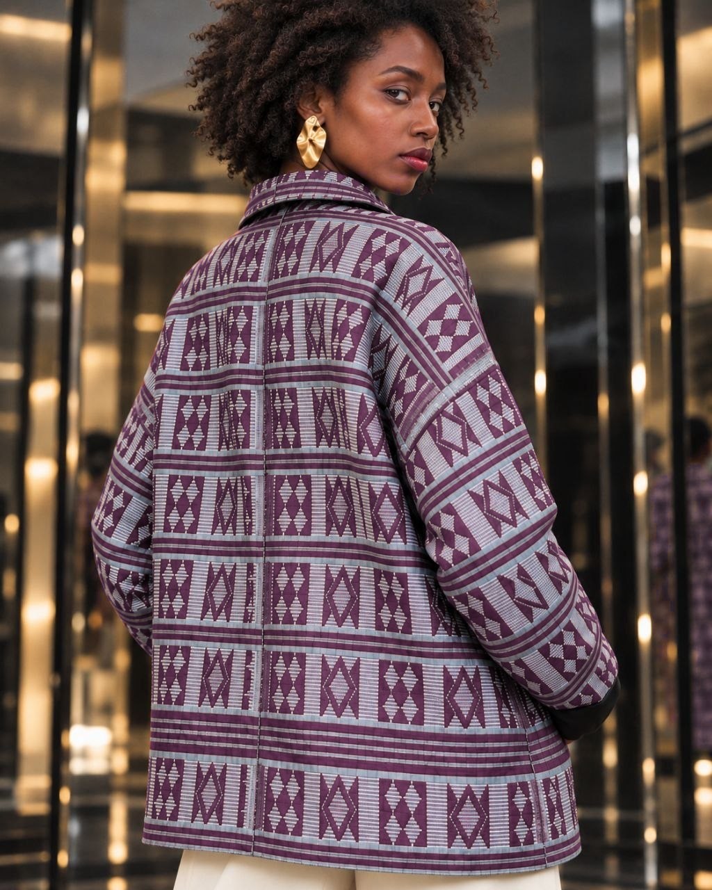 Veste boule en pagne Manjak tissé main prune et gris argenté, vue de dos – Kaolack Créations