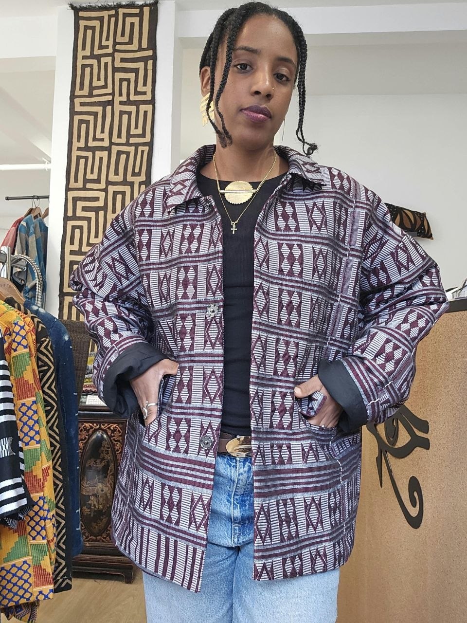 Veste boule en pagne Manjak prune et gris argenté portée ouverte sur un jean, photographiée à la boutique Kama The Shop à Paris – Kaolack Créations