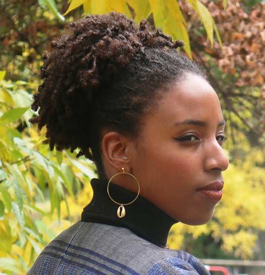 Boucles d'oreilles Créole & Cauri, Attaches en plaqué Or 18K en boucles d'oreilles créoles et cauri artisanal africain - KaolackCreations