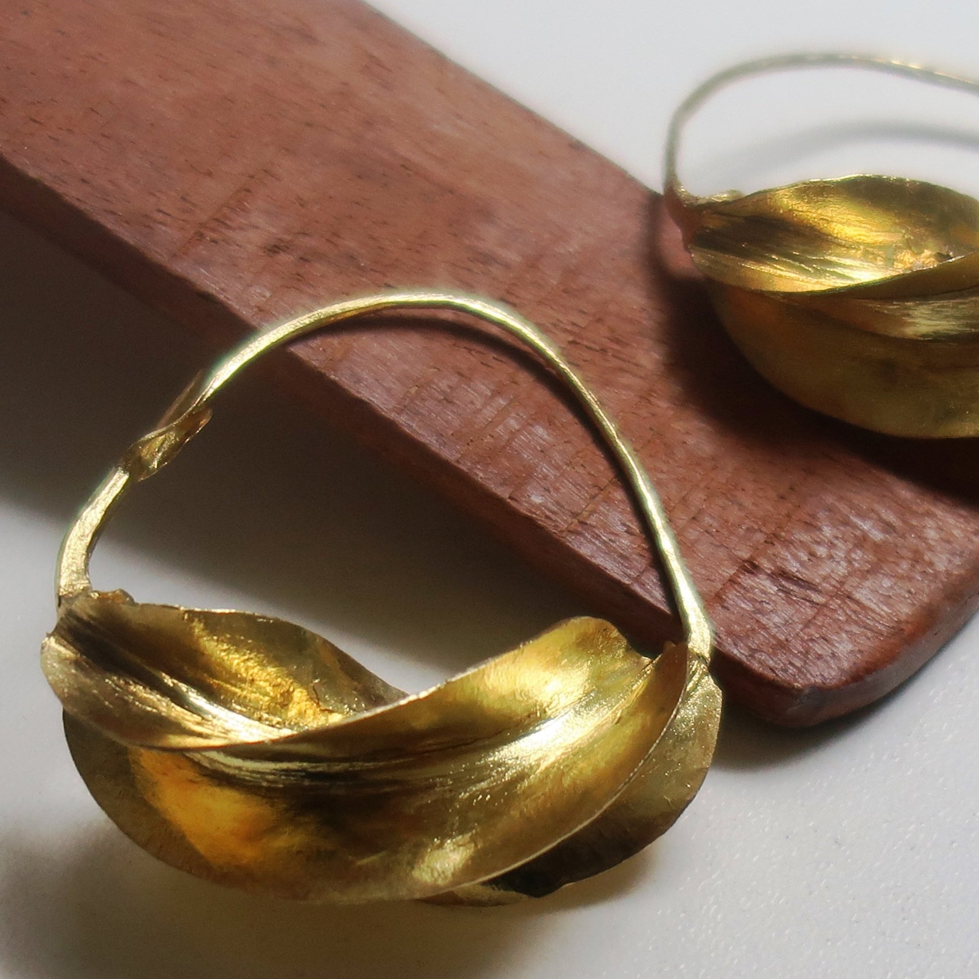 Détail du martelage artisanal sur des boucles Fulani Peulh en bronze massif, bijou africain authentique