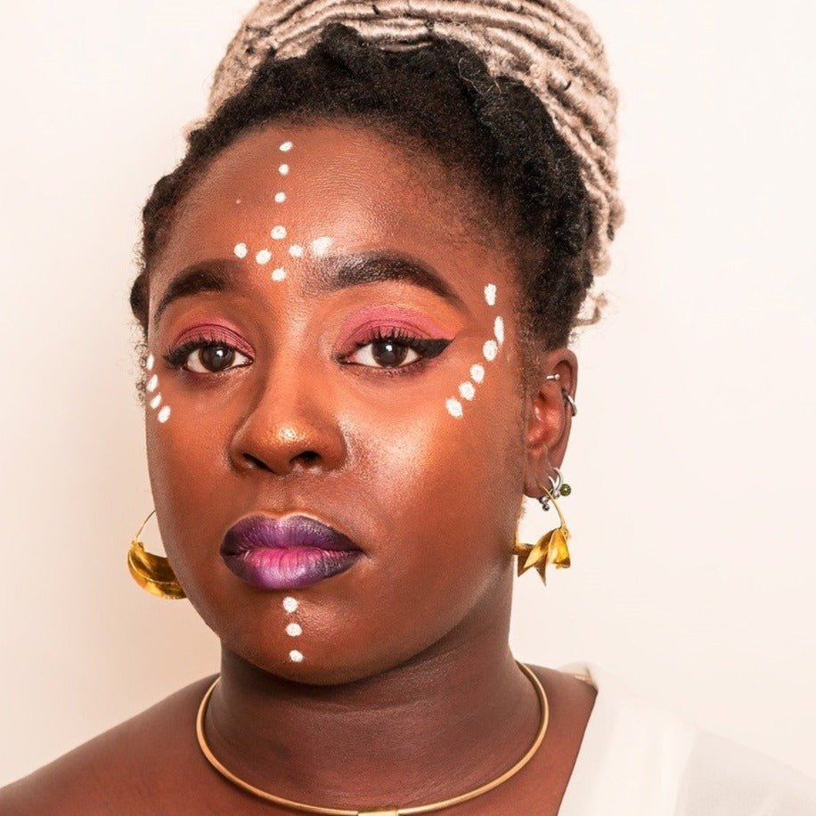 Boucles d’oreilles Fulani en bronze massif, grand modèle 6 cm porté, bijou artisanal africain féminin