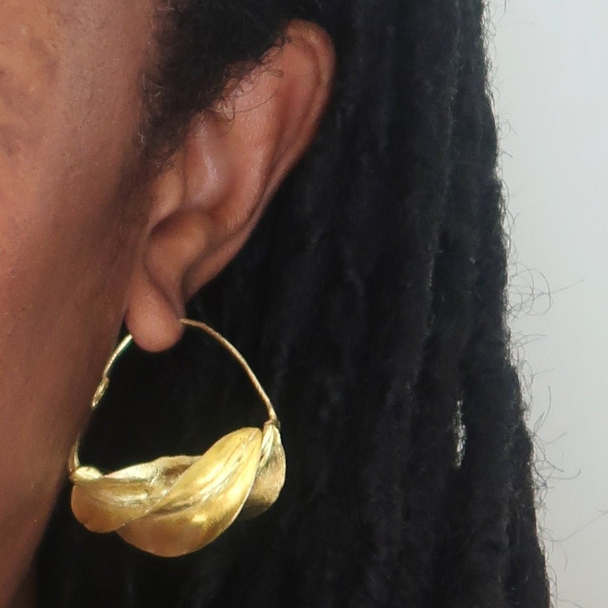 Boucles d’oreilles Fulani Peulh en bronze massif, grand modèle 6 cm, artisanat africain – Kaolack Créations
