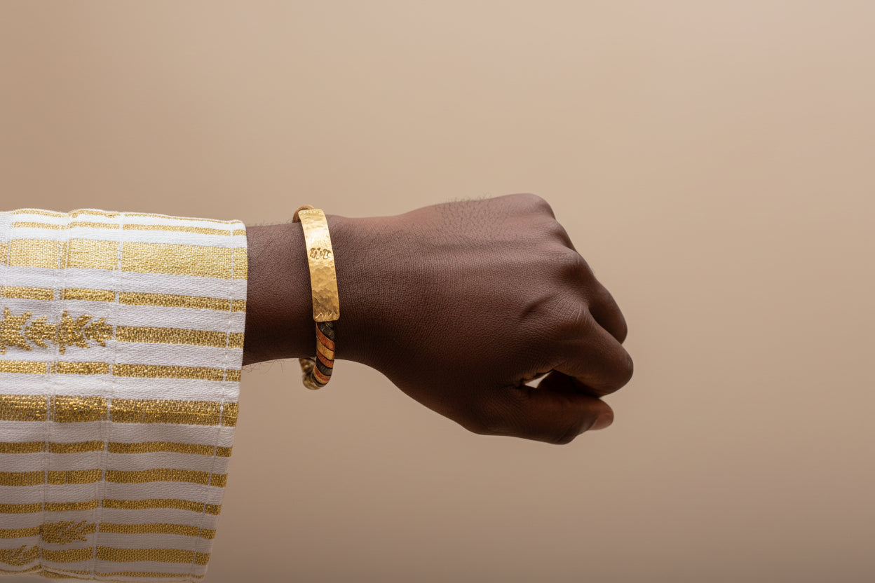 bracelet lamou ndiaxass ajustable porté au poignet – bijou sénégalais cuivre bronze fer