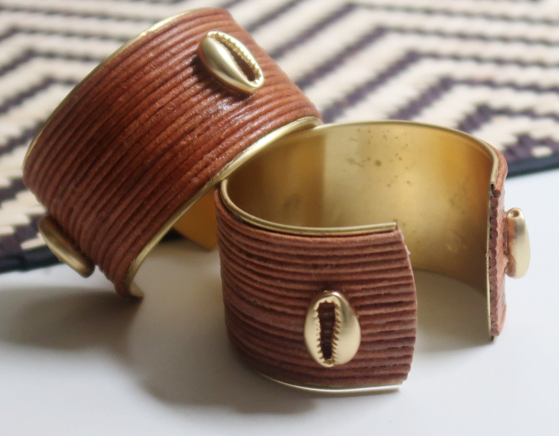 Bracelet Manchette Cauris Africain en Laiton et Cuir Pleine Fleur en bracelet manchette cauris cuir artisanal africain - KaolackCreations