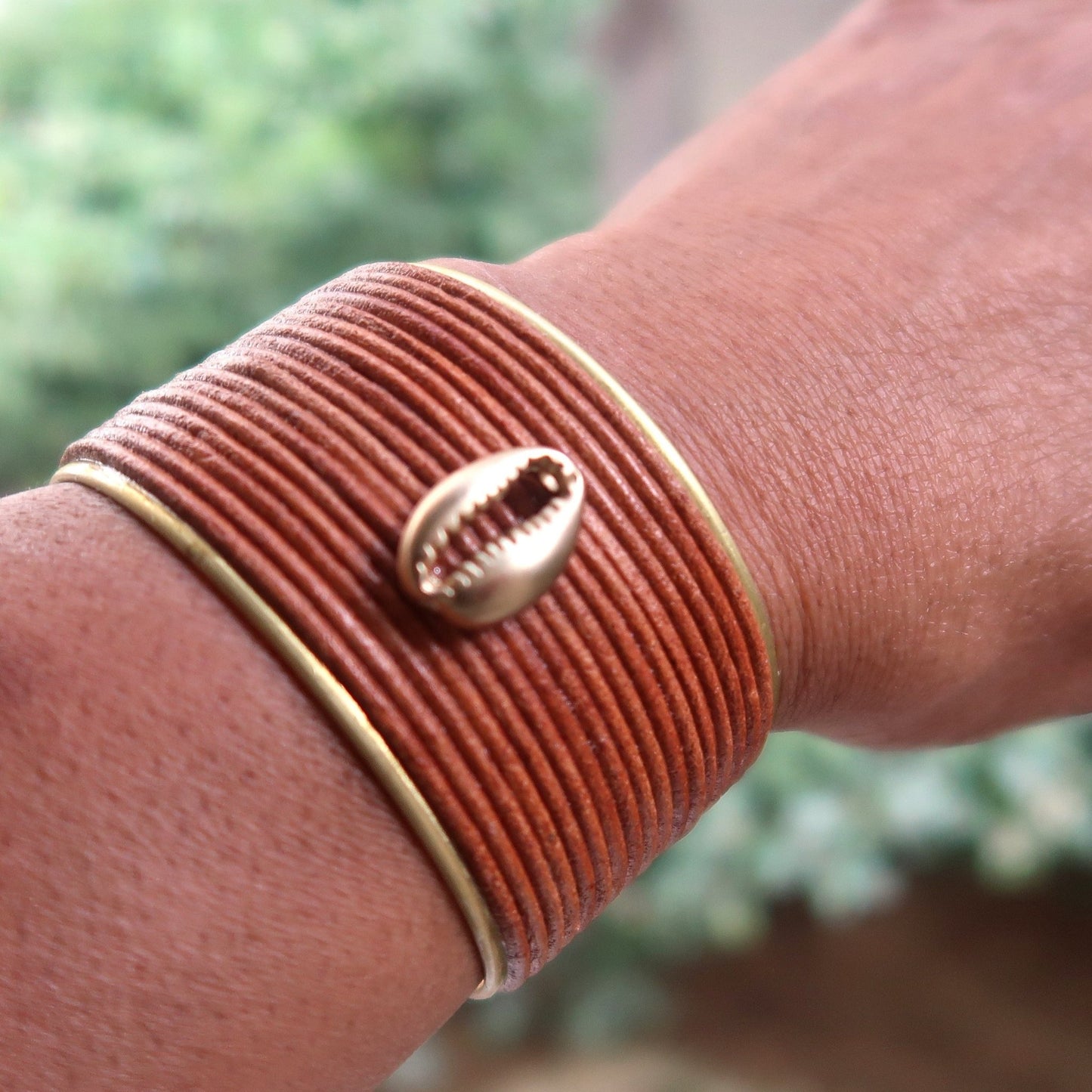 Bracelet Manchette Cauris Africain en Laiton et Cuir Pleine Fleur en bracelet manchette cauris cuir artisanal africain - KaolackCreations
