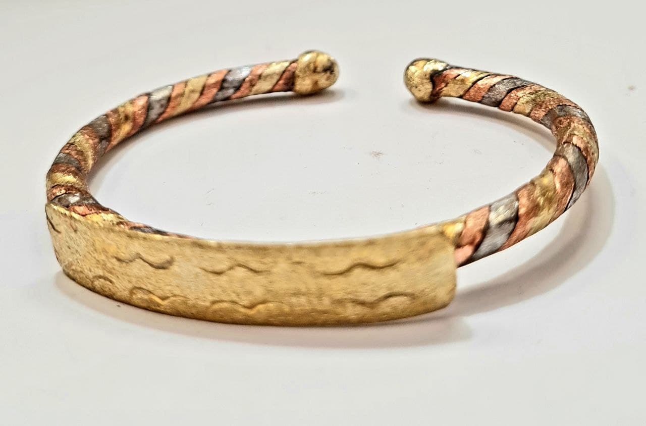 Bracelet Ndiakhass bronze et fer – détail avec plaque
