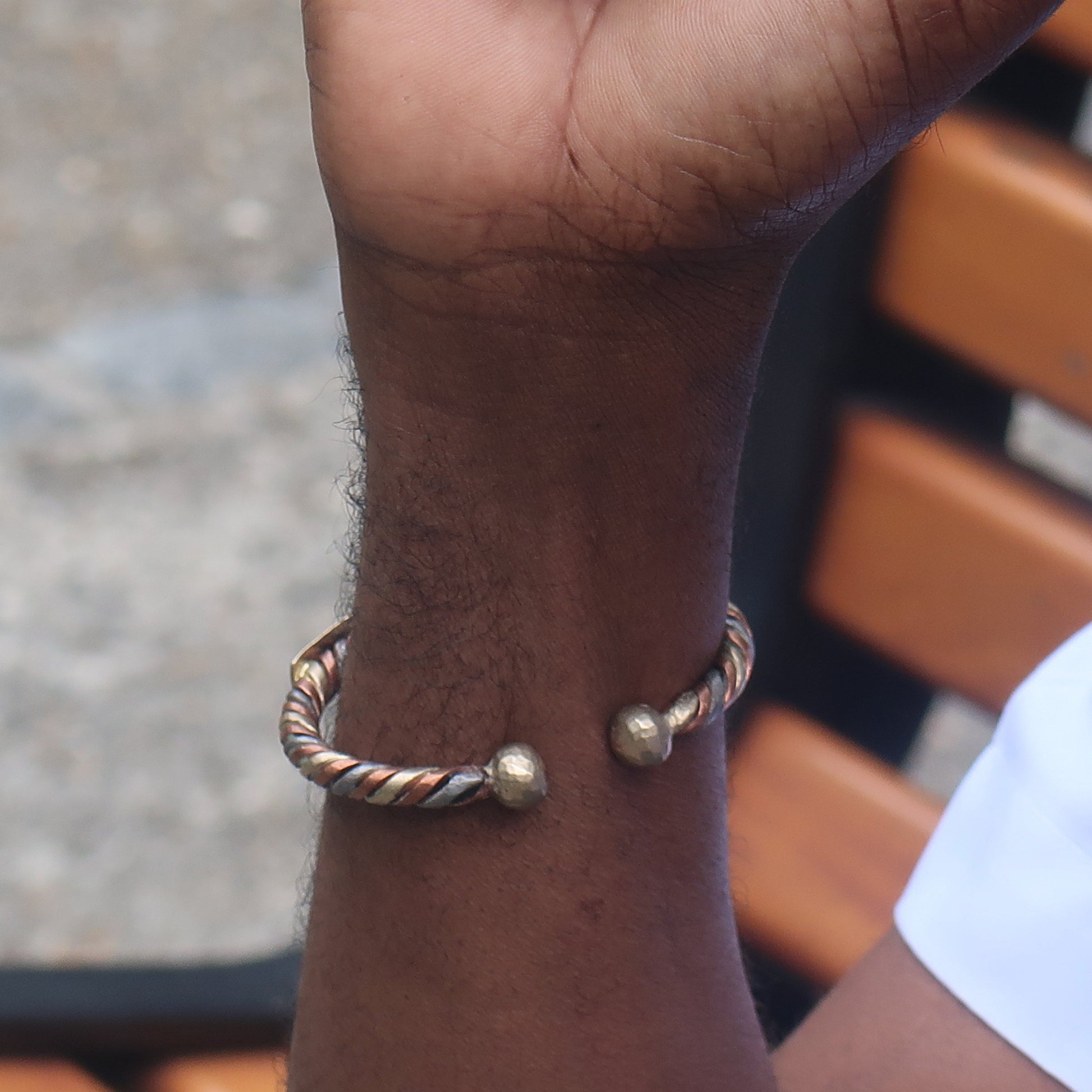Bracelet Ndiakhass bronze et fer – détail homme
