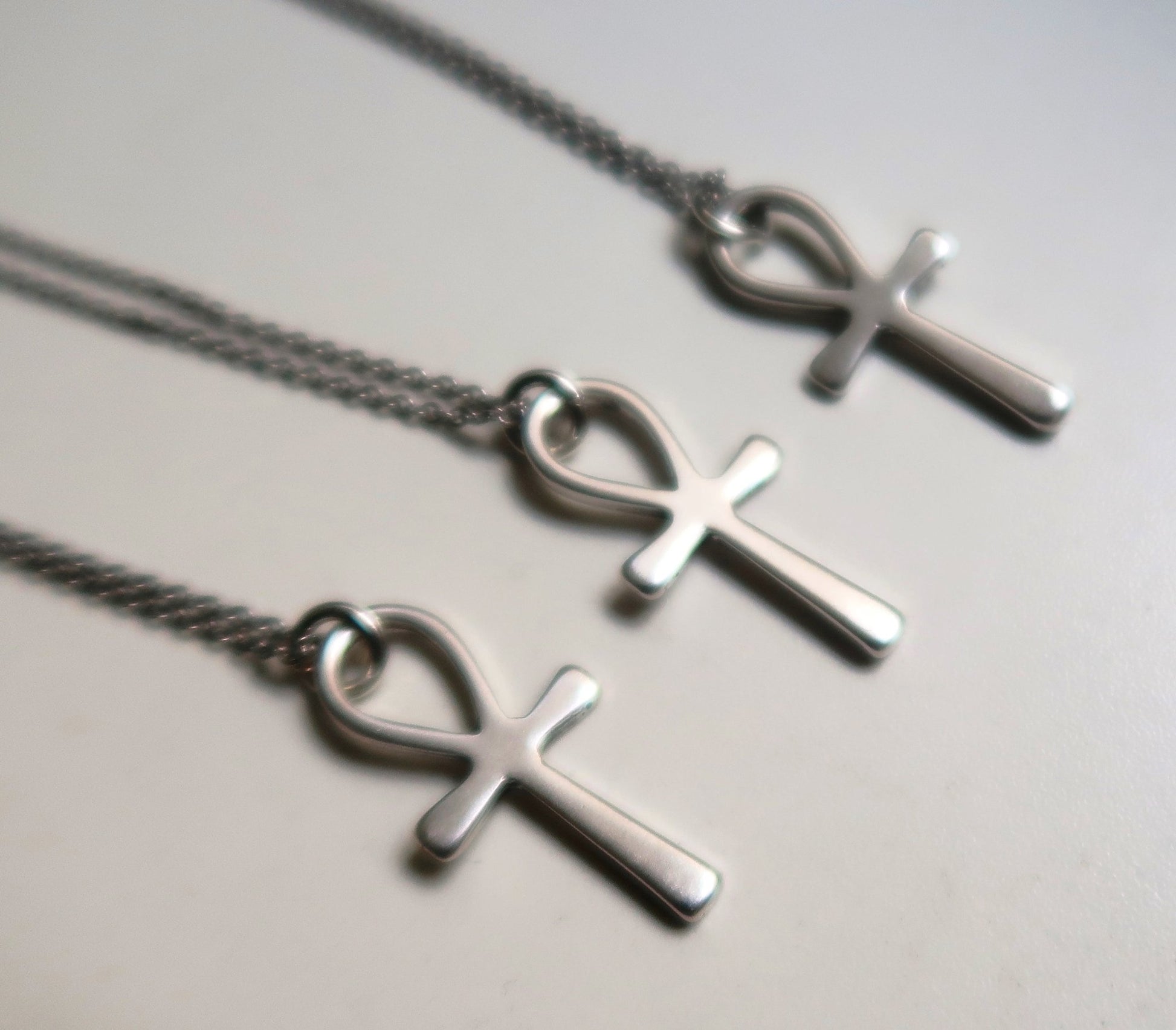 Collier Ankh Unisexe Argenté — Pendentif en Zamak & Chaîne en Acier Inoxydable en collier Ankh artisanal africain - KaolackCreations