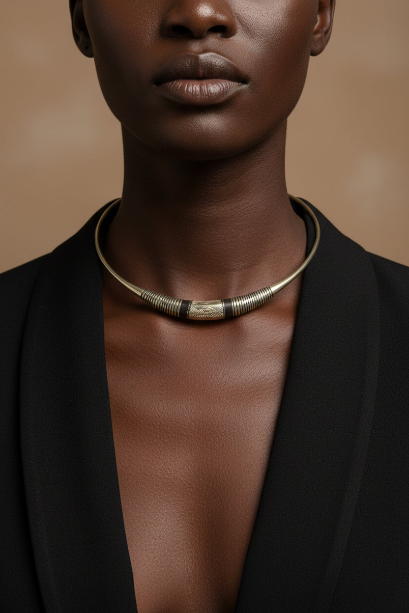 Collier peul Afi en bronze mat, bijou rigide porté près du cou, fabrication artisanale africaine – Kaolack Créations