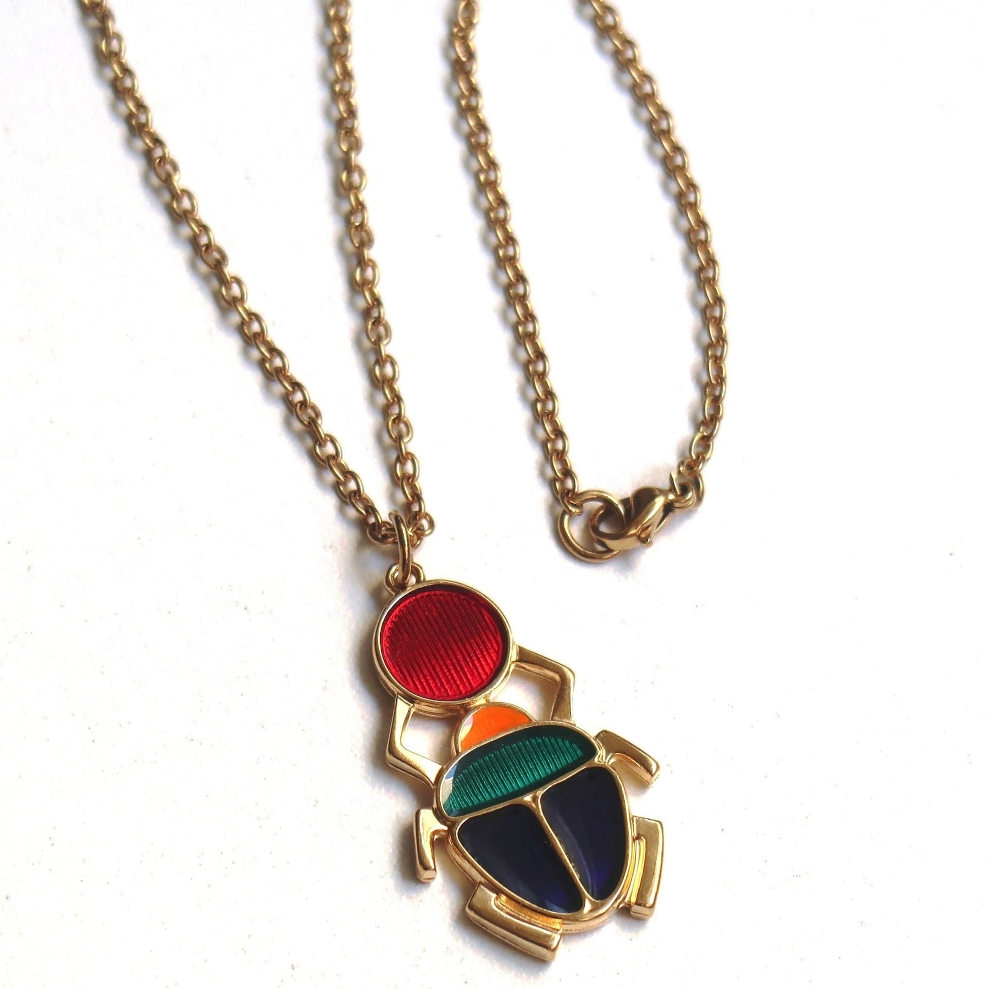 Collier Scarabée Kheper Unisexe en Zamak, Chaîne Fine en Acier Inoxydable Doré | Bijou Résistant et Durable en Collier Scarabée Kheper artisanal africain - KaolackCreations