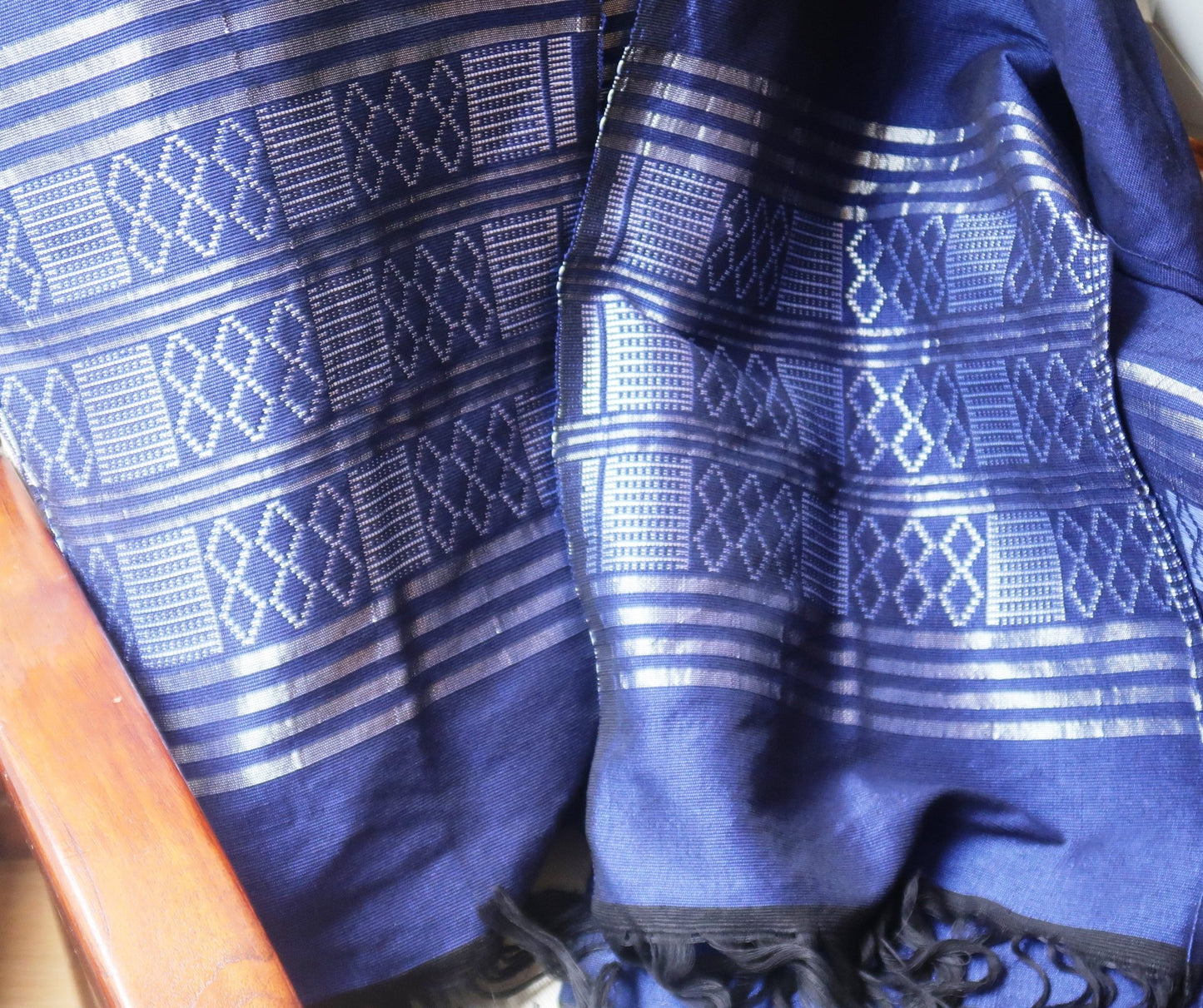 Détail du tissage traditionnel Manjak bleu en coton artisanal africain, motif géométrique raffiné