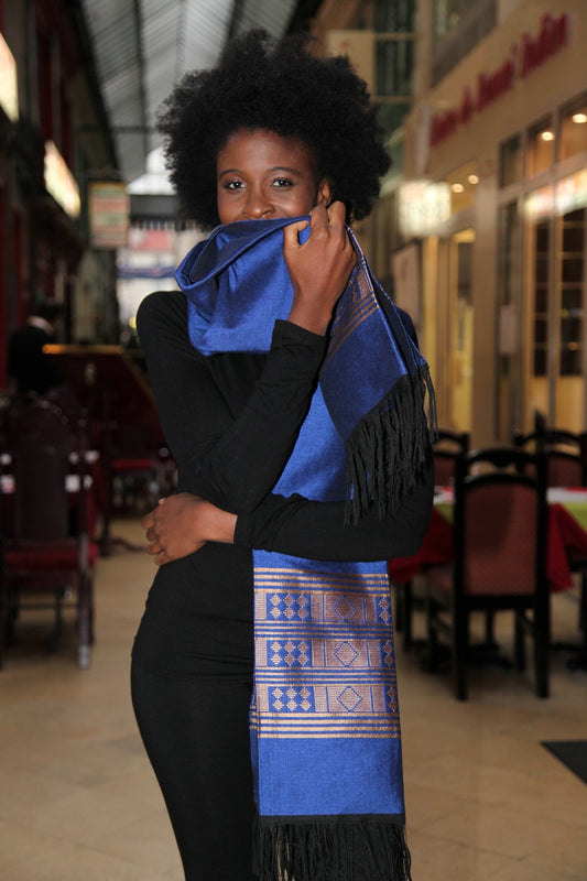 Écharpe en pagne tissé Manjak - Bleu/doré, 100% Made in Africa en echarpe Manjak artisanal africain - KaolackCreations