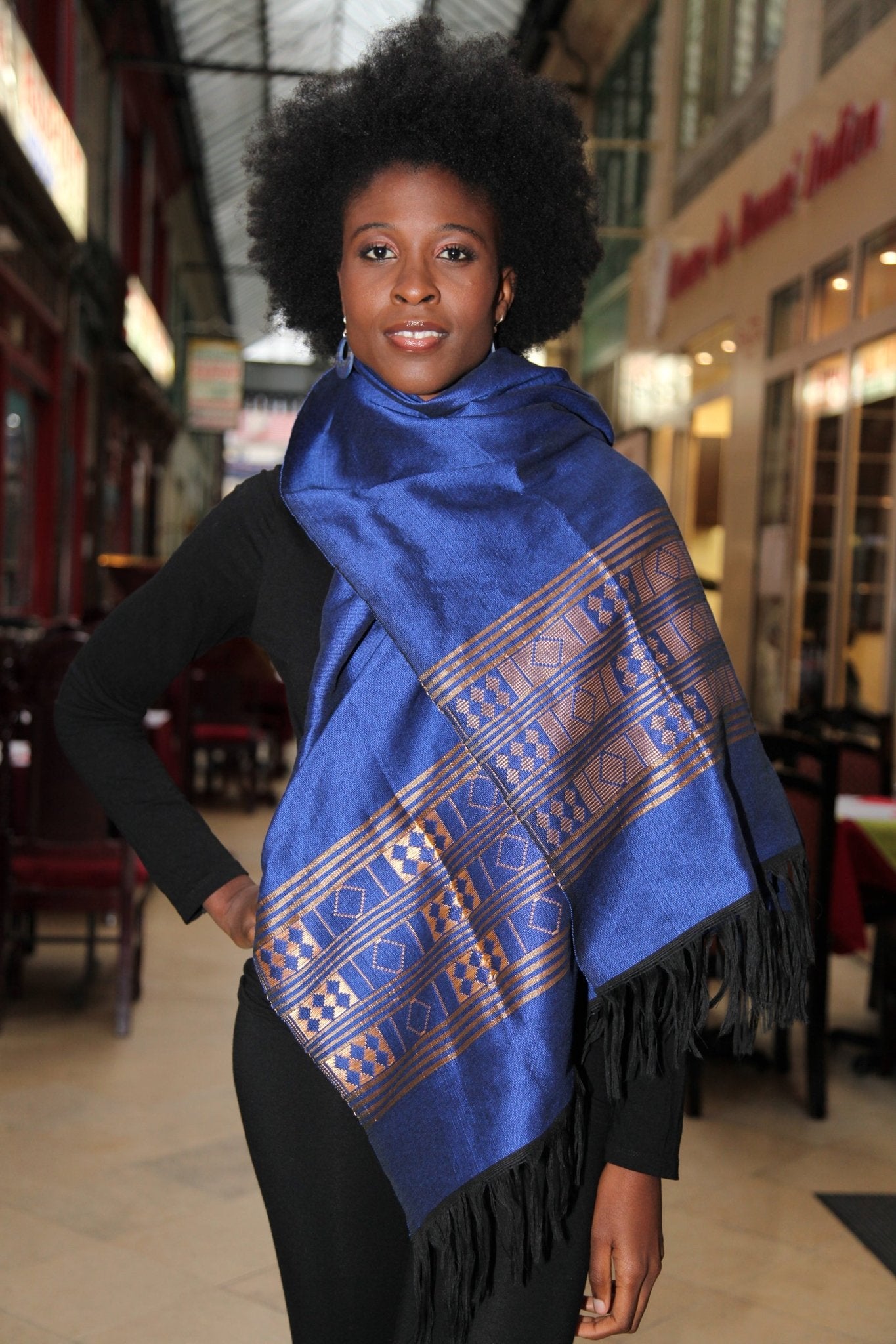 Écharpe en pagne tissé Manjak - Bleu/doré, 100% Made in Africa en echarpe Manjak artisanal africain - KaolackCreations