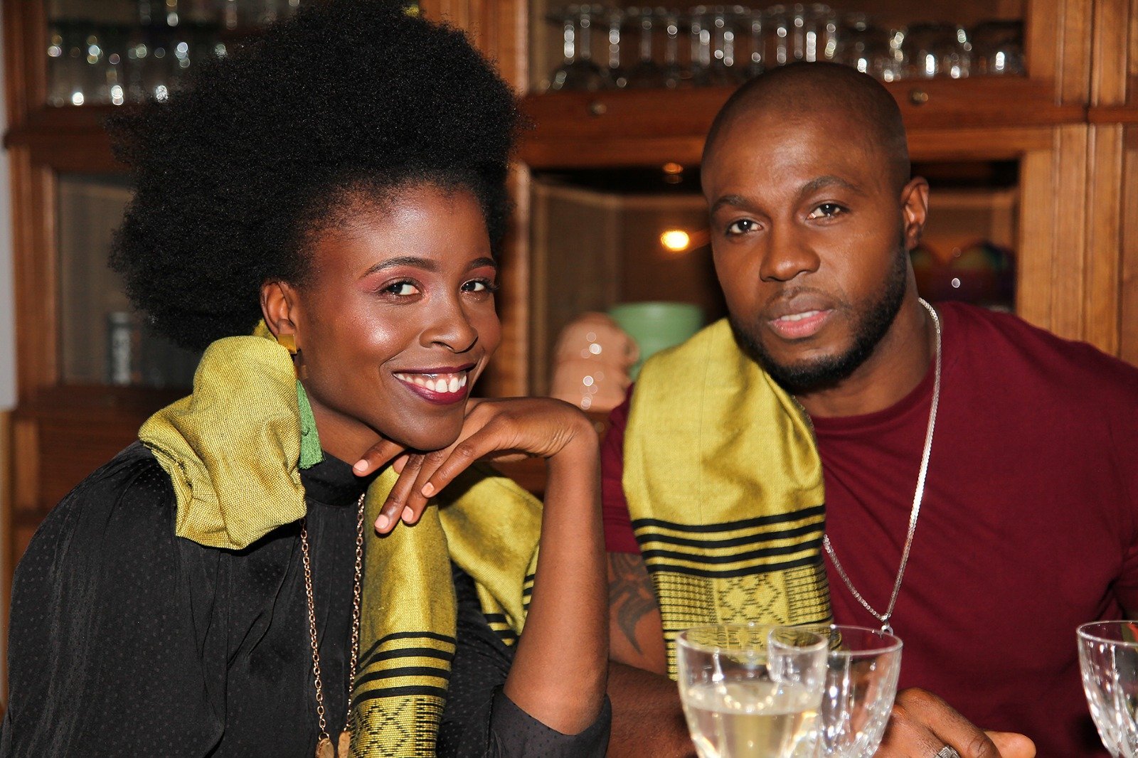 Écharpe en pagne tissé Manjak jaune, portée par un couple, modèle mixte, franges noires