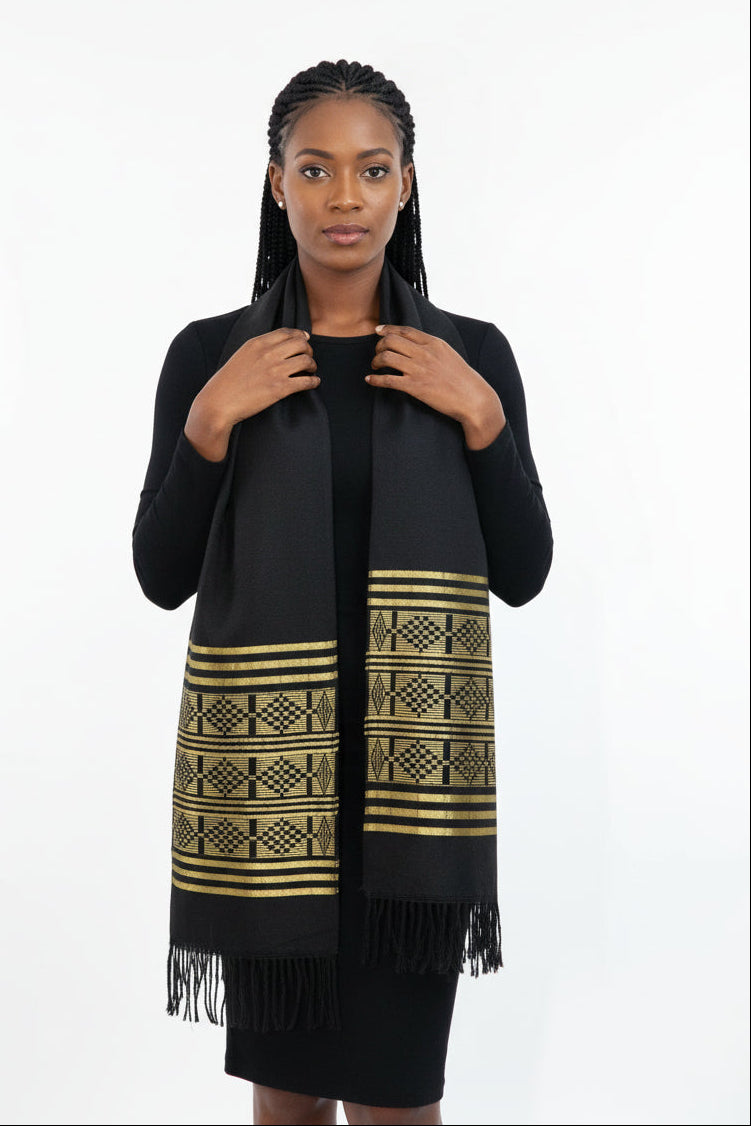 Écharpe en Pagne Tissé Manjak Noir/Doré : Artisanat Africain Authentique en Echarpe en pagne tissé Manjak artisanal africain - KaolackCreations